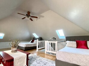 2 bedrooms, WiFi, bed sheets - Arcata Gem steps from downtown (Arcata)