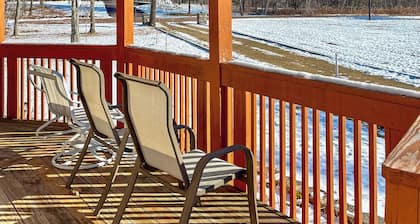 Lake Ariel: Families, Sauna, KING Bed, BBQ Firepit, Pool, Outdoor Kitchen