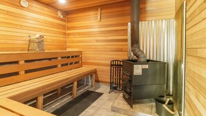 Una sauna con bancos de madera, un calentador para los bancos y un calentador de sauna.
