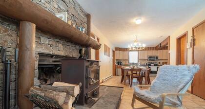 Lake Ariel Winter Getaway: KING Bed, Fireplace, Wood Burning Sauna, Skiing Views