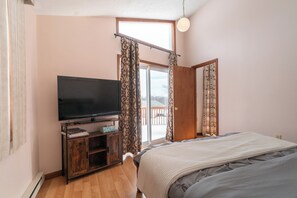 3 bedrooms, in-room safe, desk, iron/ironing board - Lake Ariel Winter Getaway: KING Bed, Fireplace, Wood Burning Sauna, Skiing Views (Lake Ariel)