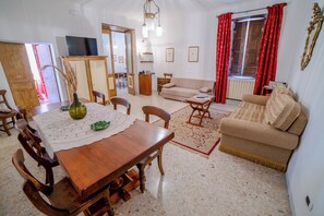 Apartment | Living area | 32-inch TV with cable channels - Dimora Storica nel Cuore del Pollino (Morano Calabro)