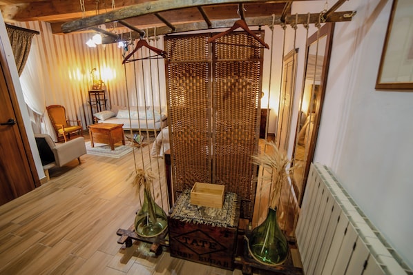 Suite | Coin séjour | Télévision de 32 pouces avec chaînes par câble