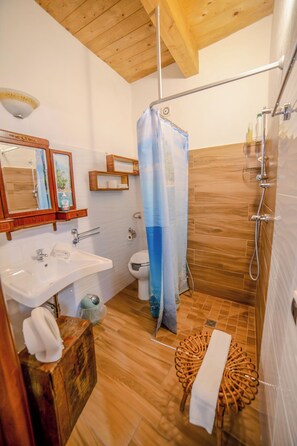 Suite | Bathroom | Hair dryer, towels, soap, shampoo - Casa Lanzara - Dimora Storica nel Cuore del Pollino (Morano Calabro)