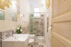 Dusche, Haartrockner, Bidet, Handtücher