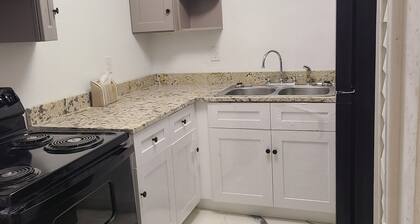 5 minutes to New Orleans a Reno 2bedroom /1 & half bathroom apartment in Harvey
