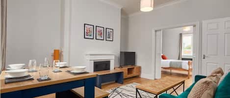 Televisión, reproductor de DVD, libros y biblioteca musical