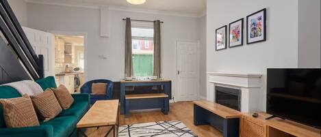 Fernseher, DVD-Player, BĂŒcher, Musikbibliothek