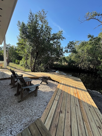 Terrace/patio. Charming 1-bedroom cottage with AC and WiFi on a creek with private deck.