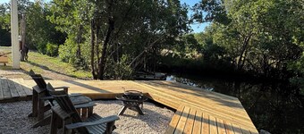 Charming 1-bedroom cottage with AC and WiFi on a creek with private deck.