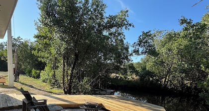 Charming 1-bedroom cottage with AC and WiFi on a creek with private deck.