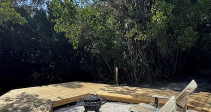 Charming 1-bedroom cottage with AC and WiFi on a creek with private deck & dock.