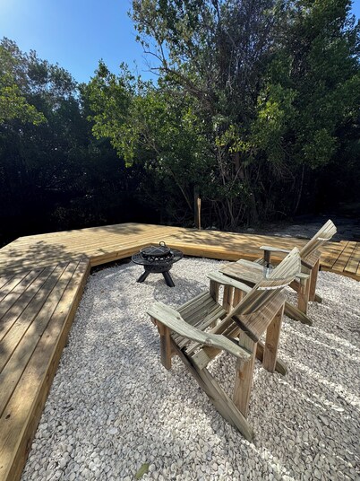Charming 1-bedroom cottage with AC and WiFi on a creek with private deck & dock.