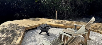 Charming 1-bedroom cottage with AC and WiFi on a creek with private deck & dock.