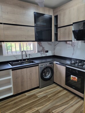 Private kitchen - Cozy and spacious 2 bedroom apartment at East Legon (Accra)