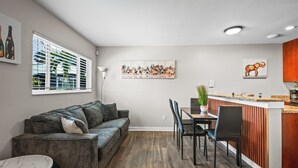 Une cuisine moderne dotée d’un plan de travail en bois et d’un coin repas avec une table et des chaises.