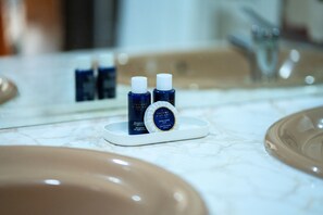 Dusche, Haartrockner, Bidet, Handtücher