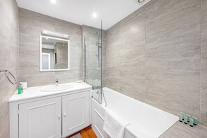 Hair dryer, towels - 1 Bed Flat in Earl\'s Court (Greater London)