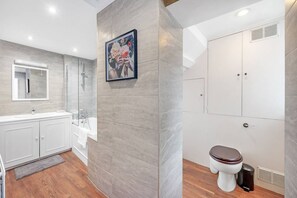 Hair dryer, towels - 1 Bed Flat in Earl\'s Court (Greater London)