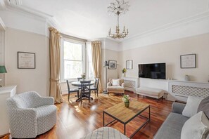 TV - 1 Bed Flat in Earl\'s Court (Greater London)