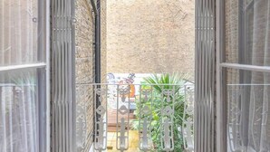 A narrow alleyway with a metal gate and a brick wall. - 1 Bed Flat in Earl\'s Court (Greater London)