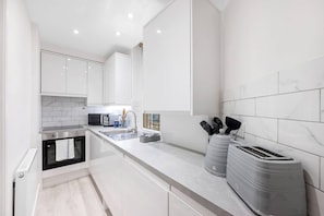 Fridge, microwave, oven, stovetop - 1 Bed in South Ken (Greater London)