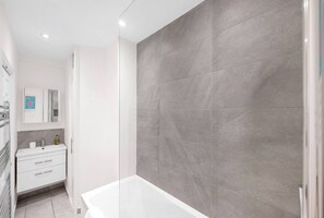 Sèche-cheveux, serviettes fournies