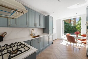 Fridge, oven, stovetop, dishwasher - Blossom House New 3Bed house in Barons Court (Greater London)