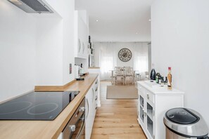 Fridge, oven, dishwasher, coffee/tea maker