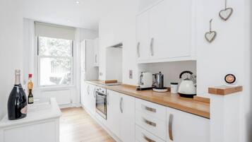 Frigorífic, forn, rentaplats i cafetera i tetera