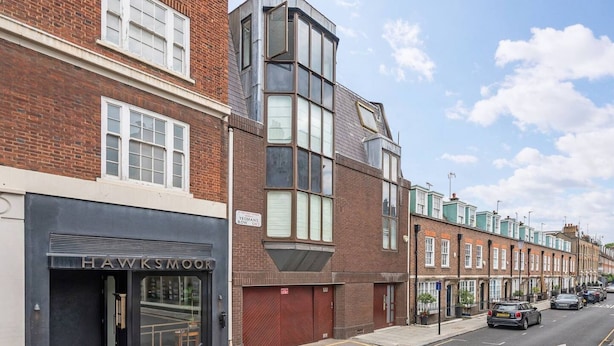A row of terraced houses with a modern building on the left. - New 3Bed in Knightsbridge (Greater London)