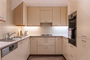 Geladeira, micro-ondas, fogão, cooktop