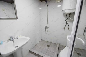 Shower, hair dryer, slippers, towels - Hotel Carleone (Batumi)
