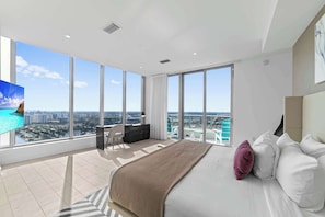 Condo, várias camas, banheira de imersão, vista para o oceano (Unparalleled Atlantic Penthouse) | 2 quartos, escrivaninha, espaço de trabalho para notebook