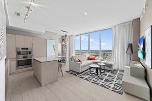Appartement, meerdere bedden, hot tub, uitzicht op oceaan (Unparalleled Atlantic Penthouse) | Woonruimte | Een 50-inch flatscreentelevisie met digitale zenders