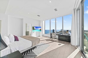 Apartamento, varias camas, bañera de hidromasaje, vistas al mar (Unparalleled Atlantic Penthouse) | 2 dormitorios, escritorio, espacio para trabajar con un portátil