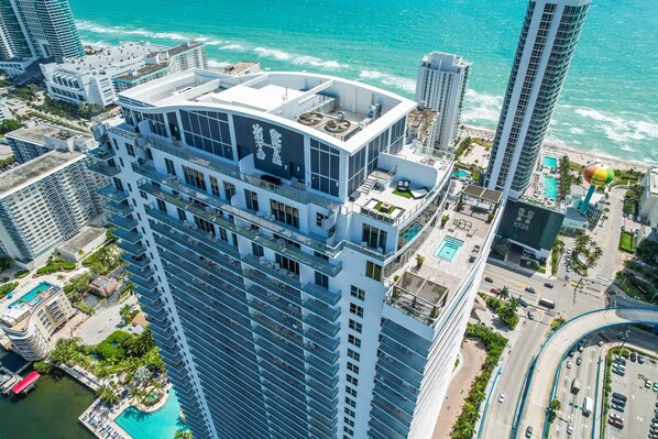 Exterior - 2BR Ocean Penthouse: Private Terrace & Hot Tub (Hollywood)