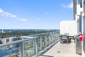 Apartamento, varias camas, bañera de hidromasaje, vistas al mar (Unparalleled Atlantic Penthouse) | Restaurante al aire libre