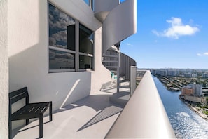 Appartement, meerdere bedden, hot tub, uitzicht op oceaan (Unparalleled Atlantic Penthouse) | Terrein van de accommodatie
