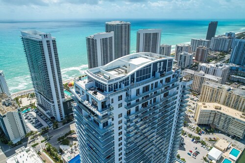 2BR Ocean Penthouse: Private Terrace & Hot Tub