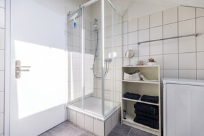 Shower, hair dryer, towels, soap - Penthouse Weitblick (mountain and lake view) (Kressbronn)
