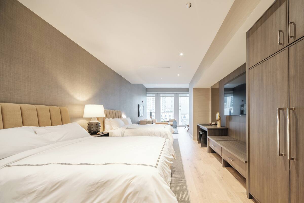 Kamer, 1 twee- of 2 eenpersoonsbedden, uitzicht op stad | 1 slaapkamer, een kluis op de kamer, een bureau