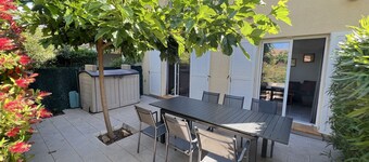 Villa for 8 with Garage and Pool 450m from Beach