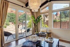 Smart-TV, Kamin, Bücher, Arbeitsbereiche