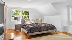 3 slaapkamers, een strijkplank/strijkijzer, internet, beddengoed