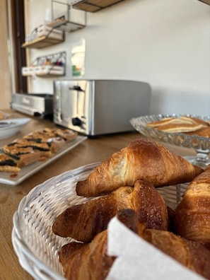 Petit déjeuner buffet (8 EUR par personne)