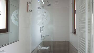 Camera Superior | Bagno | Doccia, asciugacapelli, accappatoio, pantofole
