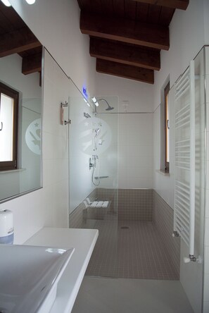 Habitación superior | Baño | Regadera, secadora de cabello, batas, pantuflas