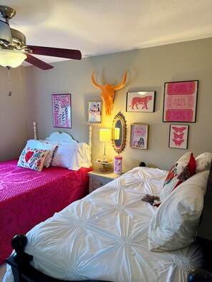 3 bedrooms, iron/ironing board, WiFi, bed sheets - The Crown Jewel is a cozy home with many gorgeous features and cozy aspects. (Lufkin)