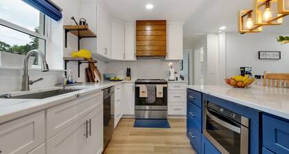 Charming 3-bedroom house with dock house on Lake Talquin in Tallahassee, Fl.